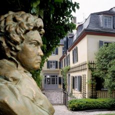 Beethoven Haus Garten Mit Büste, Foto: genehmigungspflichtig, Beethoven-Haus Bonn