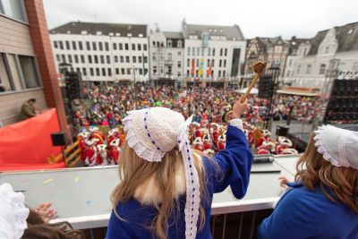 Weiberfastnacht | Die Wäscherprinzessin nach der Eroberung des Beueler Rathauses
© Giacomo Zucca - Bundesstadt Bonn