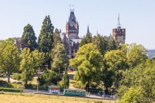 Schloss Drachenburg mit Drachenfelsbahn
© marc john