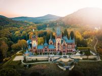 Schloss Drachenburg Luftansicht frontal auf Schloss
© Tourismus NRW e.V., CC-BY-SA