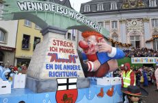 Rosenmontagszug Bonn - Mottowagen
© Michael Sondermann - Bundesstadt Bonn