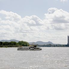 Rhein mit Schiff vor Langem Eugen & Post Tower
© Michael Sondermann - Bundesstadt Bonn