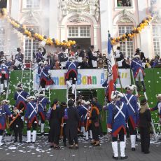 Karnevalssonntag in Bonn - Stur auf das Alte Rathaus in Bonn durch das Bonner Stadtsoldaten Corps und das Bonner Prinzenpaar
© Michael Sondermann - Bundesstadt Bonn